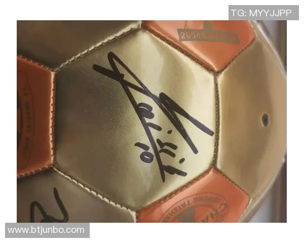 足球球星亲笔签名卡片高清图片展示绝佳收藏价值 足球球星亲笔签名卡片高清图片展示绝佳收藏价值